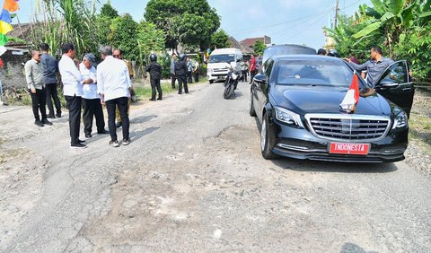 Ditemui oleh awak media usai meninjau pompanisasi di Desa Bandan Hurip, Kabupaten Lampung Selatan, Presiden Jokowi menjelaskan peristiwa tersebut.<br>