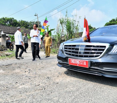 FOTO: Momen Rombongan Presiden Jokowi Berhenti Mendadak untuk Cek Jalan Rusak di Lampung