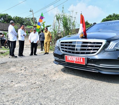 FOTO: Momen Rombongan Presiden Jokowi Berhenti Mendadak untuk Cek Jalan Rusak di Lampung