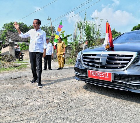 FOTO: Momen Rombongan Presiden Jokowi Berhenti Mendadak untuk Cek Jalan Rusak di Lampung