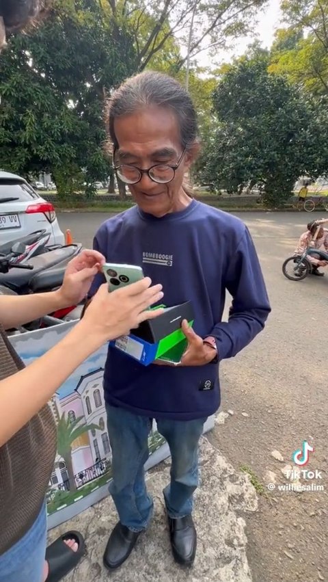 Momen Pelukis Asal Solo Berikan Lukisan untuk Willie Salim Ini Viral, Tuai Komentar Warganet<br>