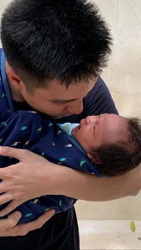 Rumah Tangga dengan Paula Verhoeven Dikabarkan Retak, Baim Wong Disorot Tiba-tiba Pamer Foto Gendong Bayi