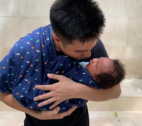 Rumah Tangga dengan Paula Verhoeven Dikabarkan Retak, Baim Wong Disorot Tiba-tiba Pamer Foto Gendong Bayi