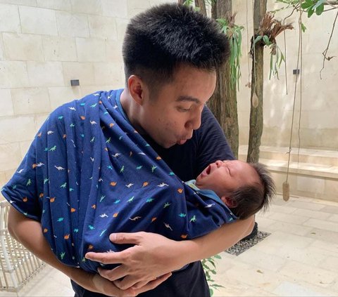 Rumah Tangga dengan Paula Verhoeven Dikabarkan Retak, Baim Wong Disorot Tiba-tiba Pamer Foto Gendong Bayi