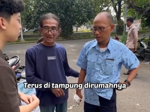 Momen Pelukis Asal Solo Berikan Lukisan untuk Willie Salim Ini Viral, Tuai Komentar Warganet