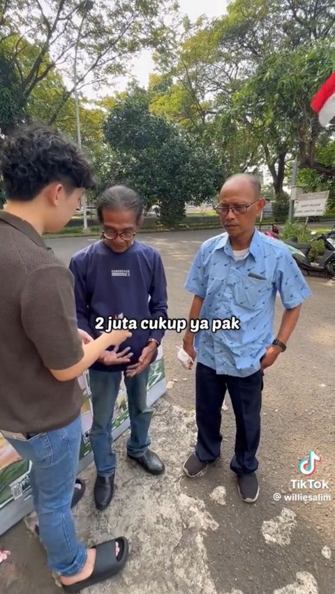 Momen Pelukis Asal Solo Berikan Lukisan untuk Willie Salim Ini Viral, Tuai Komentar Warganet