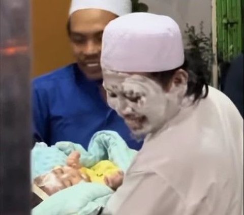 Baby Celebration, Father's Face Becomes 'Victim' Covered in Powder