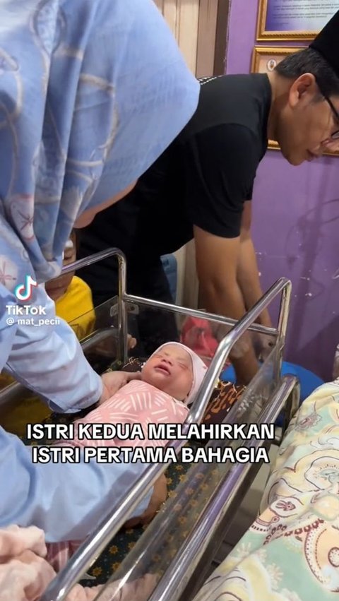 Istri Kedua Melahirkan, Momen Istri Pertama Ikut Bahagia Ini Curi Perhatian