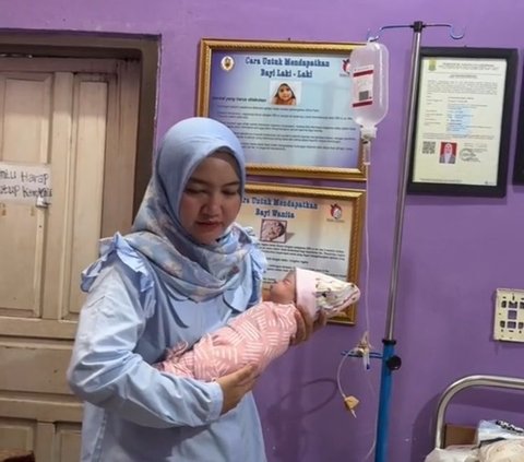 Istri Kedua Melahirkan, Momen Istri Pertama Ikut Bahagia Ini Curi Perhatian