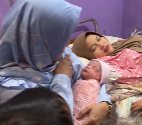 Istri Kedua Melahirkan, Momen Istri Pertama Ikut Bahagia Ini Curi Perhatian