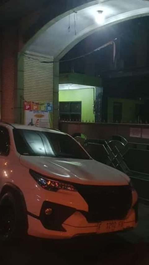 Children who did not pass the PPDB, parents parking a Fortuner in front of the entrance to a junior high school in Bogor.