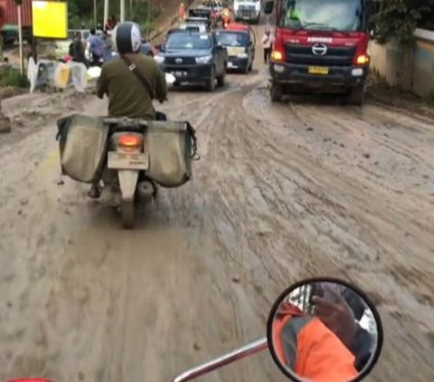 Pria Ini Perlihatkan Jalanan di IKN yang Licin usai Diguyur Hujan, Aksinya Bikin Deg-degan