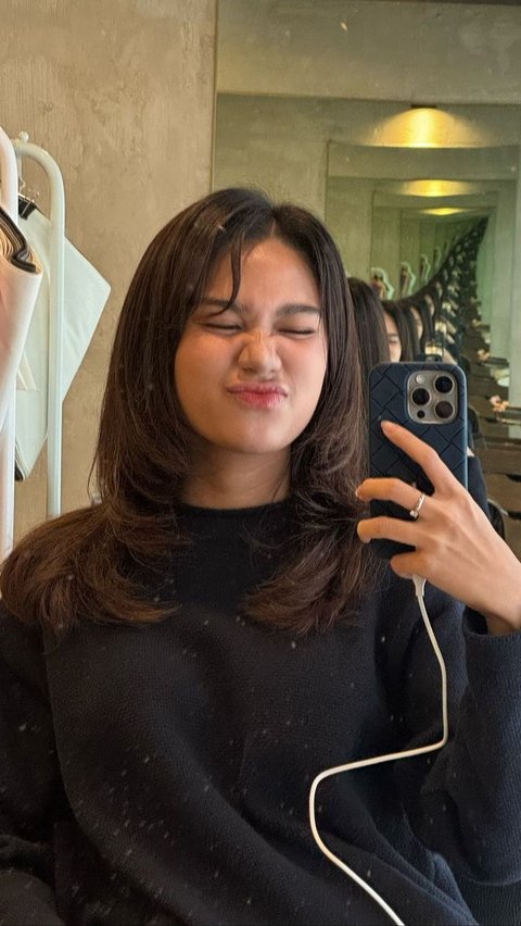 10 Latest Photos of Azizah Salsha Showing off Her New Hair, Styled at a South Korean Salon