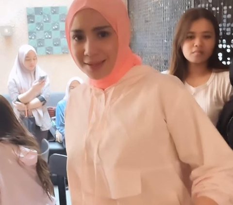 Potret Geng Cendol Arisan di Acara Nagita Slavina, Mayoritas Pakai Baju Pink Cantik-cantik Semua