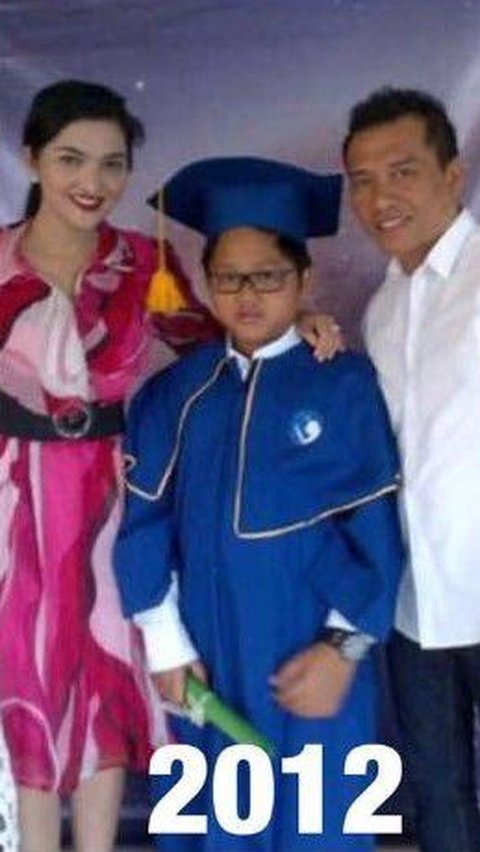 Azriel lulus SD pada 2012 silam. Kala itu, Azriel masih mengenakan kacamata, pipinya juga masih chubby.<br>