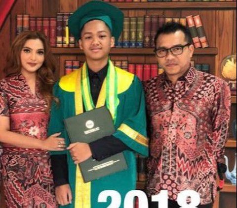 10 Portraits of Azriel's Graduation Moments from Elementary School to College, Accompanied by Krisdayanti-Ashanty