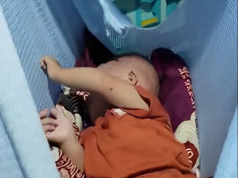 Not Using Lullabies, This Baby Falls Asleep Instantly with the Sound of an Iron Seller