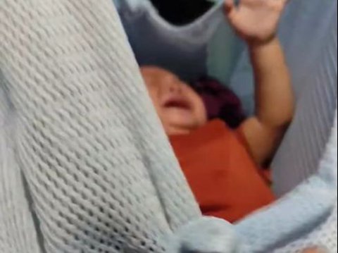 Not Using Lullabies, This Baby Falls Asleep Instantly with the Sound of an Iron Seller