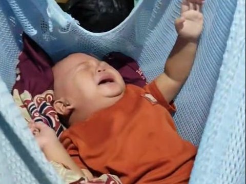 Not Using Lullabies, This Baby Falls Asleep Instantly with the Sound of an Iron Seller