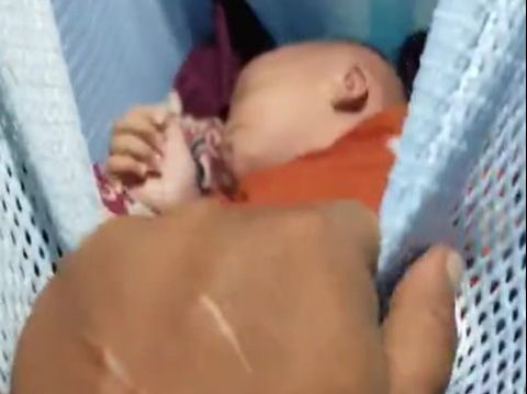 Not Using Lullabies, This Baby Falls Asleep Instantly with the Sound of an Iron Seller