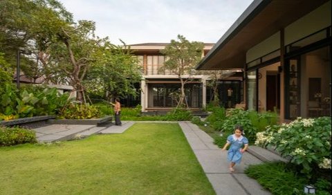 2. Rumah Tropis Modern dengan Taman Belakang Rumah yang Luas