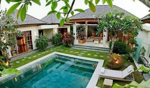 4. Rumah Tropis Modern dengan Kolam Renang