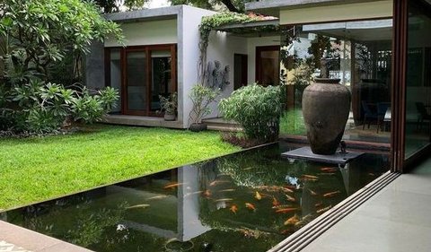 5. Rumah Tropis Modern dengan Kolam Ikan