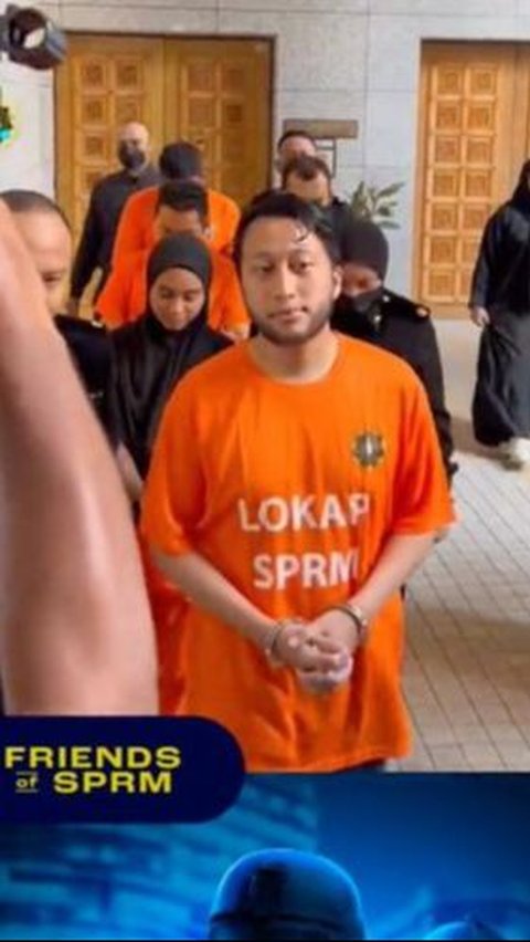 Dalam video yang beredar, tampak Alif dan Aisyah berjalan sembari mengenakan baju orange dengan tangan diborgol.