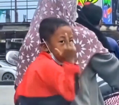 Remember the Viral Kid who Raised his Middle Finger while Riding with his Mother? Now He's Grown Up and His Habits are Even More Surprising