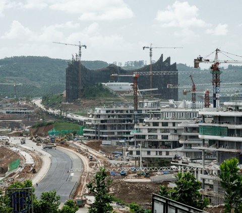 Pada bulan Juli ini, PUPR tengah fokus melakukan test & commissioning yang memeriksa dan menguji berbagai infrastruktur di IKN, termasuk untuk air minum. Foto: Stringer/AFP<br>