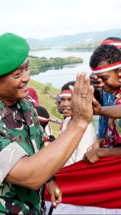 Bendera Merah Putih Sepanjang 1.000 Meter Dibentangkan di Bukit Tungkuwiri Papua