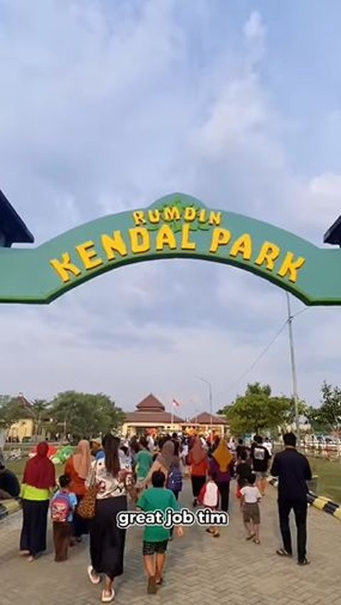 Taman Rekreasi yang dibuka untuk warga Kendal tersebut bernama Rumdin Kendal Park.