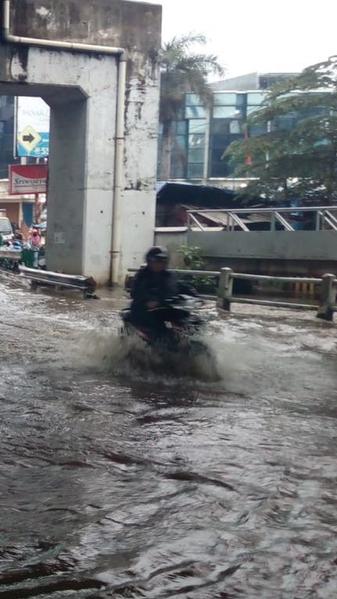 Agar motor tidak mogok saat mengendarai di jalan banjir, perlu mengikuti 8 tips keselamatan yang harus diperhatikan