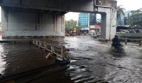 Mari kita perhatikan kondisi jalan