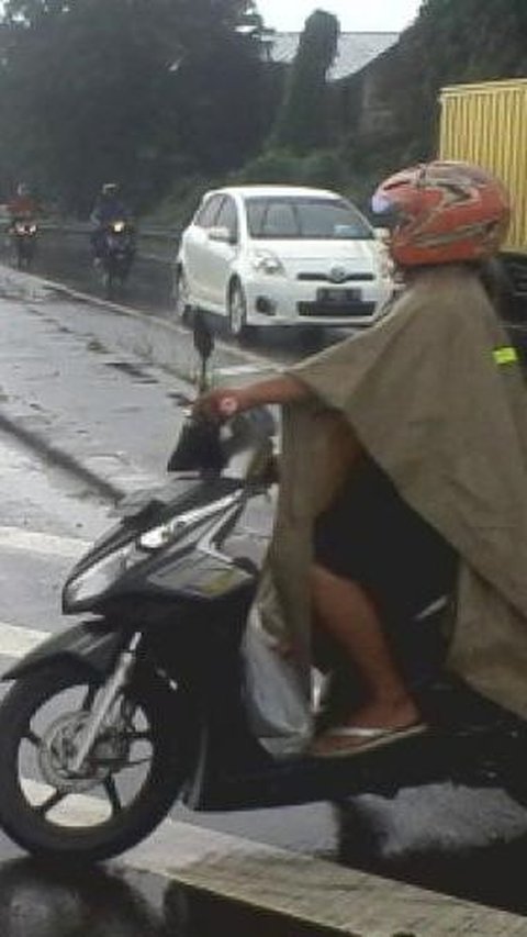 Berikut adalah beberapa saran untuk menentukan ketinggian air yang aman ketika melewati banjir dengan motor