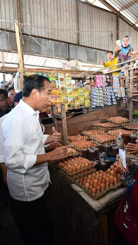 Jokowi Blusukan ke Pasar Kota Agung, Cek Harga dan Berikan Bantuan Modal Kerja