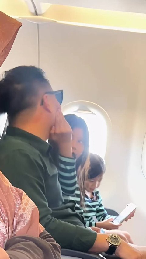 Funny Moment: A little girl becomes a 'Security Guard', her father is not allowed to see the Flight Attendant.