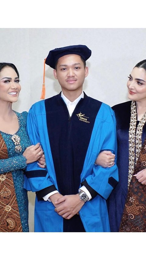 Menangis saat Wisuda Azriel, Krisdayanti Berterima Kasih ke Anang Hermansyah dan Ashanty