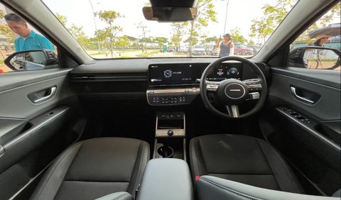 Hyundai Kona Electric terbaru memiliki pengaturan jok secara elektris, serta setir yang dapat diatur maju/mundur dan naik/turun, yang semuanya dimulai dengan posisi duduk