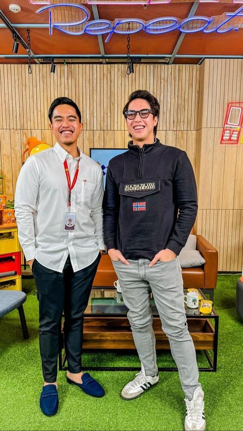 Mengenakan sweater hitam dipadukan jeans abu-abu, El tampak senyum lepas foto bareng anak presiden.