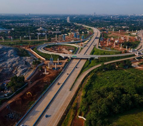 Foto udara memperlihatkan sejumlah kendaraan melintas di Jalan Tol Cimanggis-Cibitung seksi 2B, Kabupaten Bekasi, Jawa Barat, Jumat (12/7/2024). Jalan tol sepanjang 19,65 kilometer yang merupakan bagian dari Jakarta Outer Ring Road (JORR) 2 itu resmi beroperasi. Foto: Merdeka.com/Imam Buhori