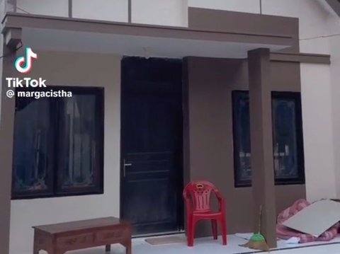 Beginilah potret rumah baru Adit yang baru selesai direnovasi. Rumah ini tampak jauh berbeda dari sebelumnya. Kini rumah ini tampak lebih rapi dan minimalis.