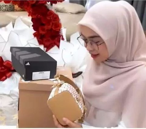 9 Portraits of Ria Ricis Unboxing 29th Birthday Gifts, Receiving Luxury Bags to Rp500 Million from Fans