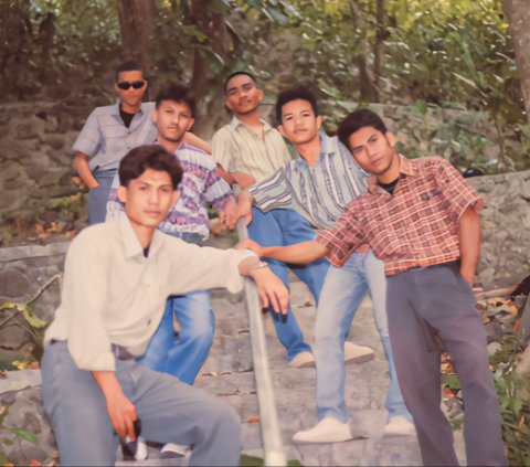 A Group of Men Wearing 90s Outfits for Yearbook Photos, the Results are Amazing, Netizens Say 'Old Order Vibes'