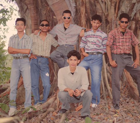 A Group of Men Wearing 90s Outfits for Yearbook Photos, the Results are Amazing, Netizens Say 'Old Order Vibes'