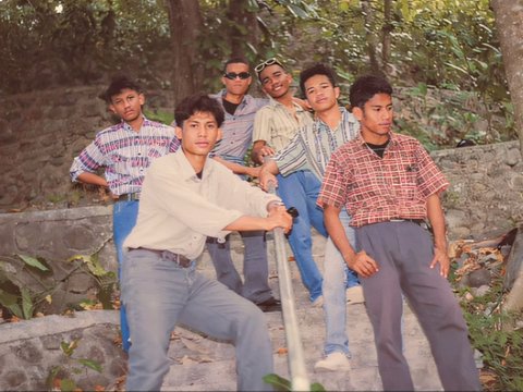 A Group of Men Wearing 90s Outfits for Yearbook Photos, the Results are Amazing, Netizens Say 'Old Order Vibes'