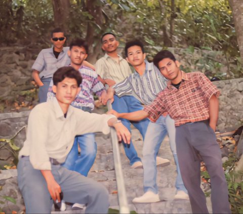 A Group of Men Wearing 90s Outfits for Yearbook Photos, the Results are Amazing, Netizens Say 'Old Order Vibes'