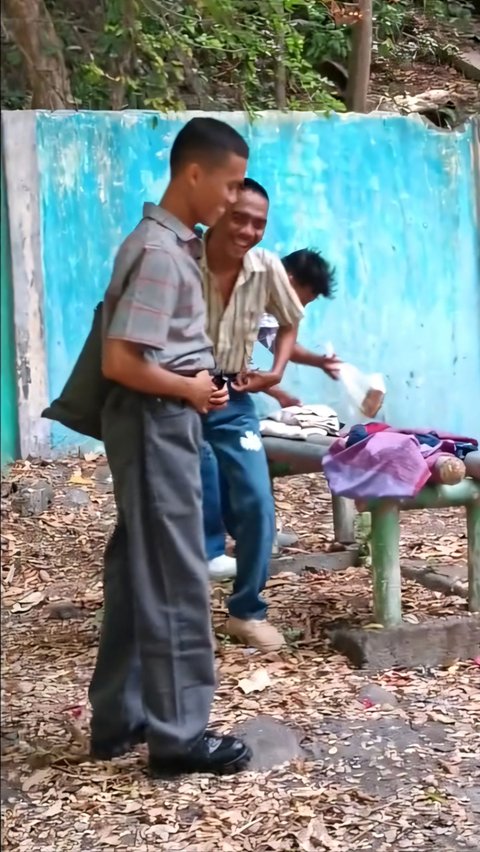 Sekelompok Pria Pakai Outfit Tahun 90-an Buat Foto Buku Tahunan, Hasilnya Bikin Takjub, Netizen: 'Vibesnya Orde Lama'