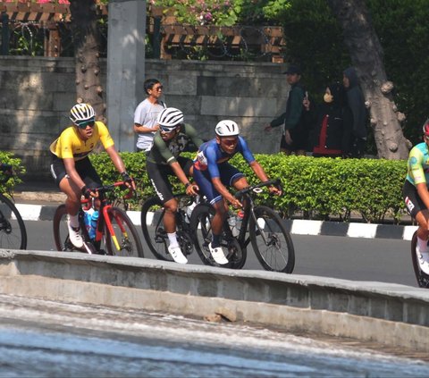 FOTO: Meriahkan HUT Ke-78 Bhayangkara, Ratusan Pebalap Sepeda Adu Kecepatan dari Bundaran HI hingga Senayan