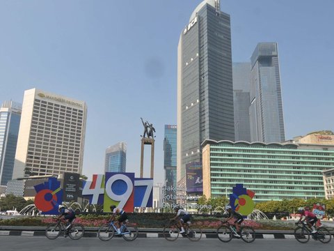 FOTO: Meriahkan HUT Ke-78 Bhayangkara, Ratusan Pebalap Sepeda Adu Kecepatan dari Bundaran HI hingga Senayan